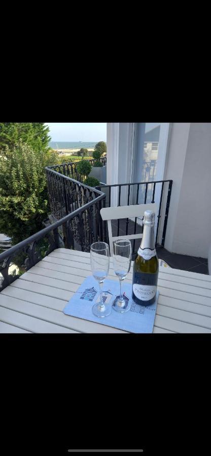 Wight On The Beach, Sleeps 4, Free Off Road Parking, Balcony With Sea Views Ryde  Zewnętrze zdjęcie