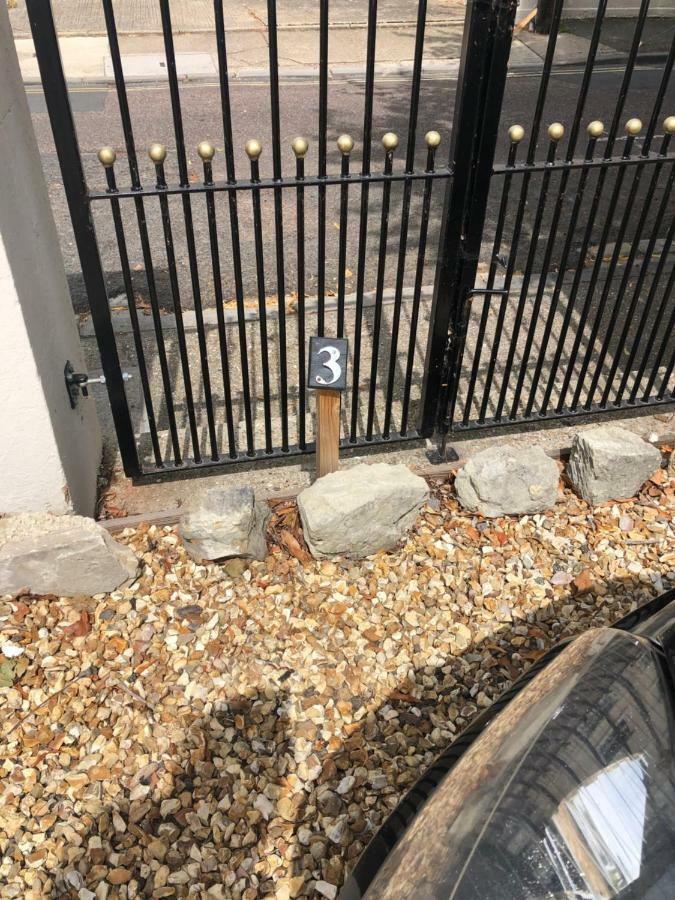 Wight On The Beach, Sleeps 4, Free Off Road Parking, Balcony With Sea Views Ryde  Zewnętrze zdjęcie