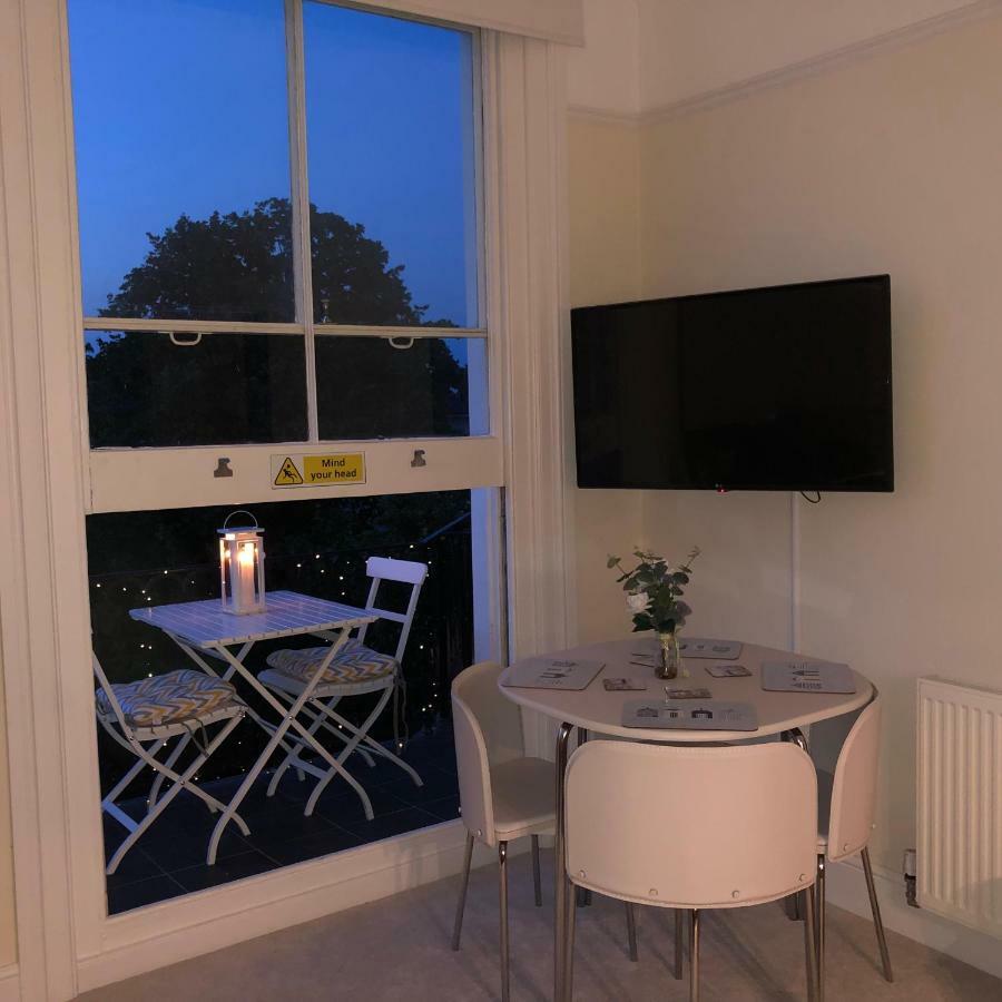 Wight On The Beach, Sleeps 4, Free Off Road Parking, Balcony With Sea Views Ryde  Zewnętrze zdjęcie