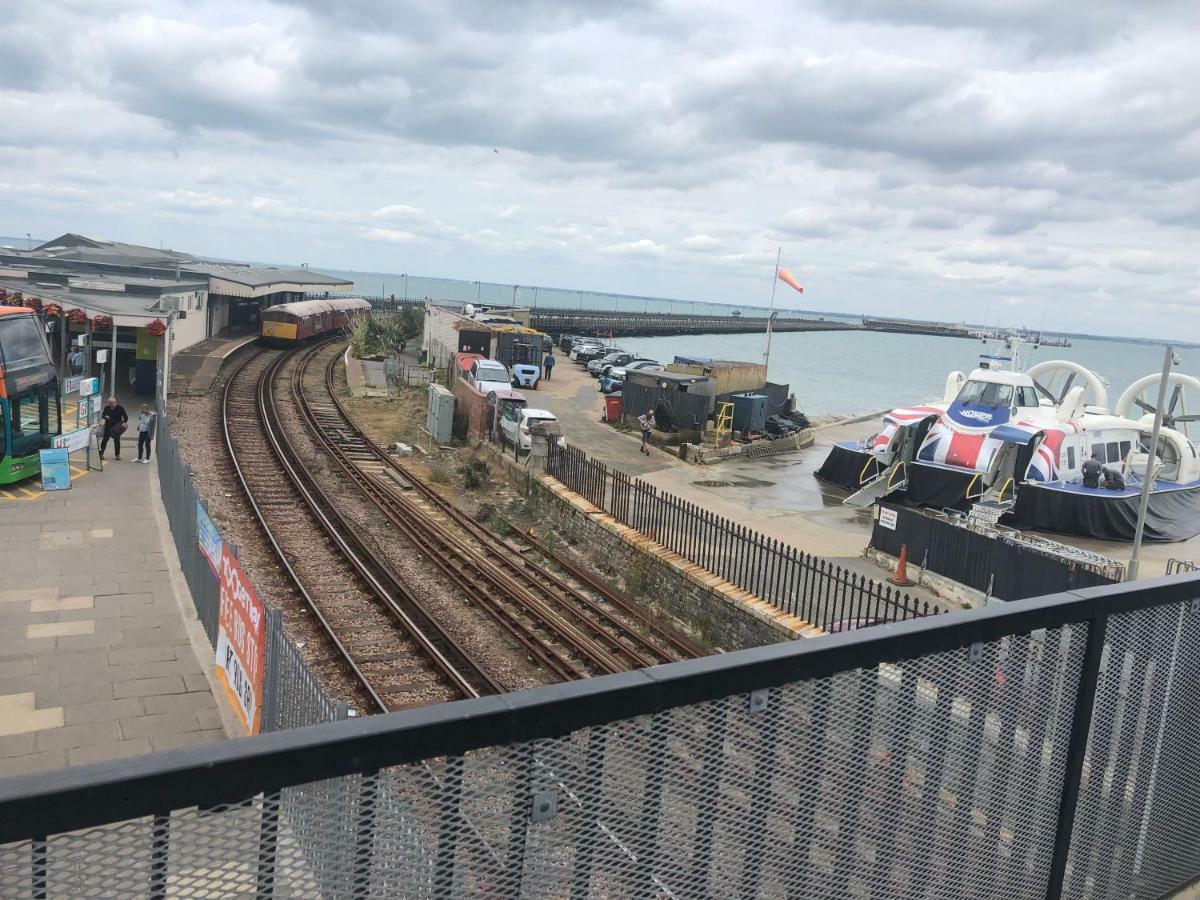 Wight On The Beach, Sleeps 4, Free Off Road Parking, Balcony With Sea Views Ryde  Zewnętrze zdjęcie